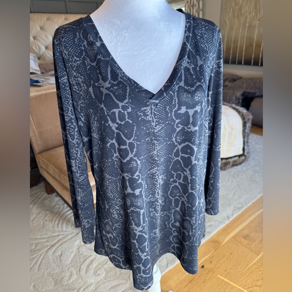 Anatomie luxury brand Gray Snake Print V-Neck Women's Top